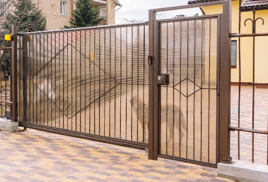 Купить ворота из профлиста с элементами ковки, с металлическими столбами в рамке или под дерево в Североморске от 156150 руб